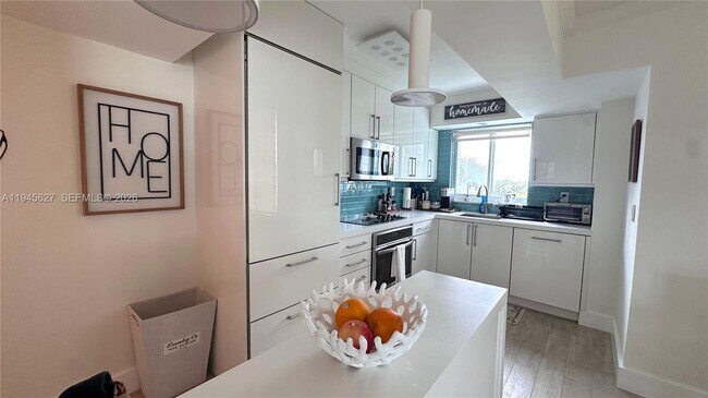 Building Photo - 5900 Collins Ave