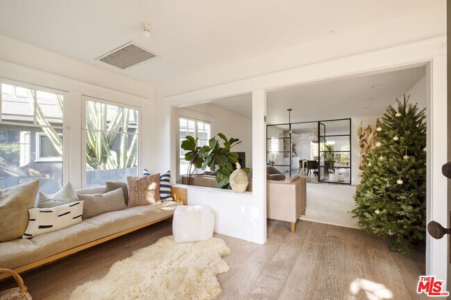 Building Photo - 601 Crestmoore Pl