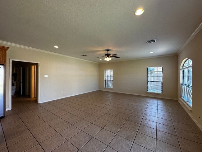 Building Photo - Spacious 5/4 House with Open Floor Plan Near Campus!