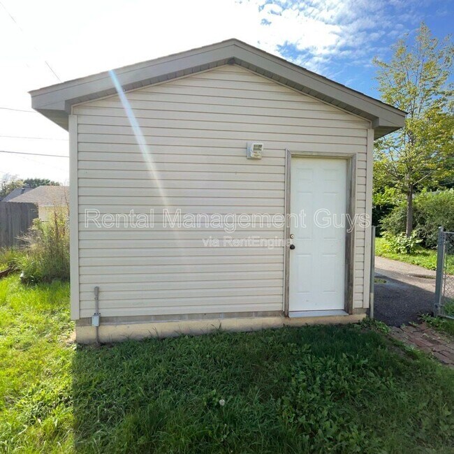 Building Photo - 1801 N Thomas Ave