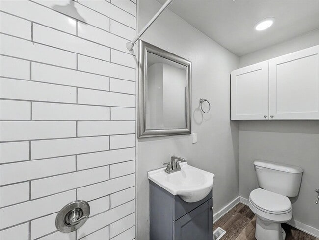 Building Photo - 24 Hampstead Ln
