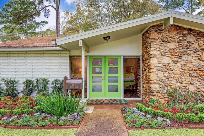 Primary Photo - 1101 Guinea Dr