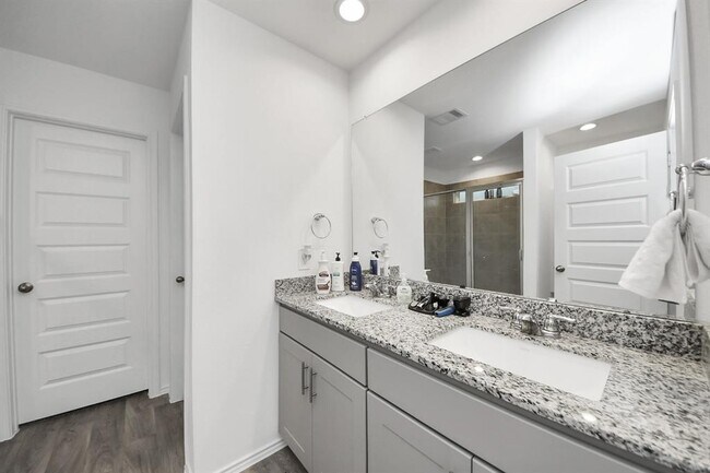 Building Photo - 1302 Redbud Ln