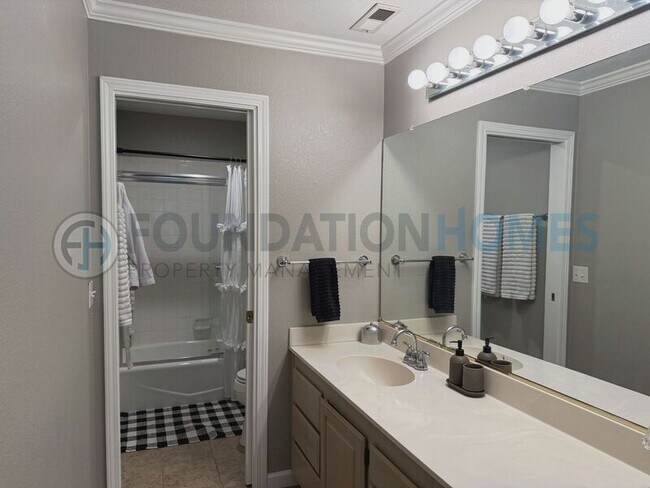 Building Photo - 38 Bridle Path Ln