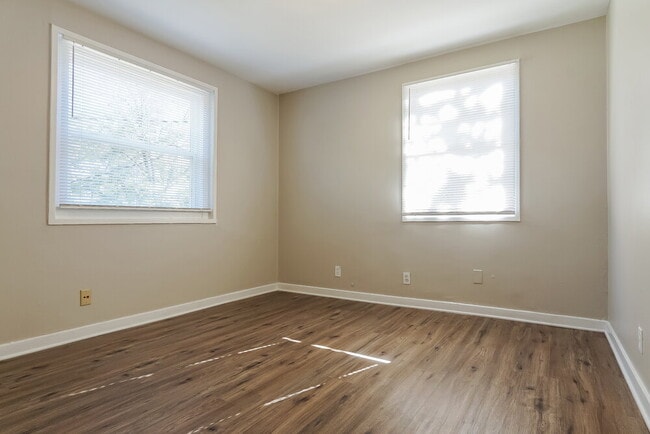 Building Photo - 700 Robison Dr