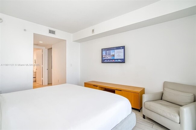 Building Photo - 2602 E Hallandale Beach Blvd