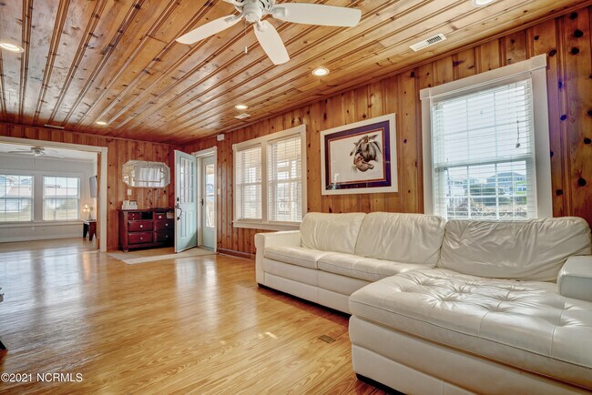 Building Photo - 2681 Island Dr