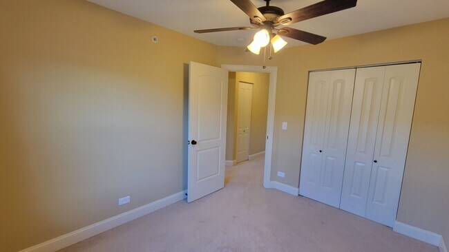 Building Photo - STUNNING LUXURY TOWNHOME 3 BEDROOM, 2 FULL...