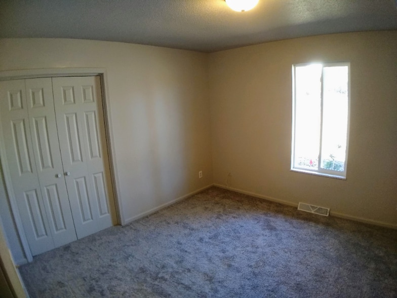 Building Photo - 2109 Louis Cir