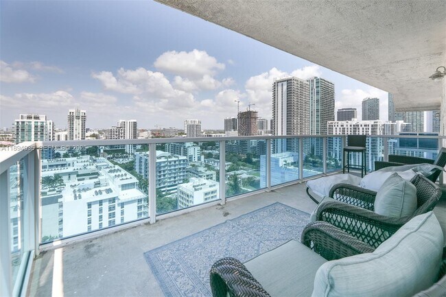 Building Photo - 700 NE 25th St