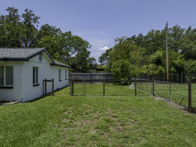 Building Photo - Central Lakeland Home with big yard!