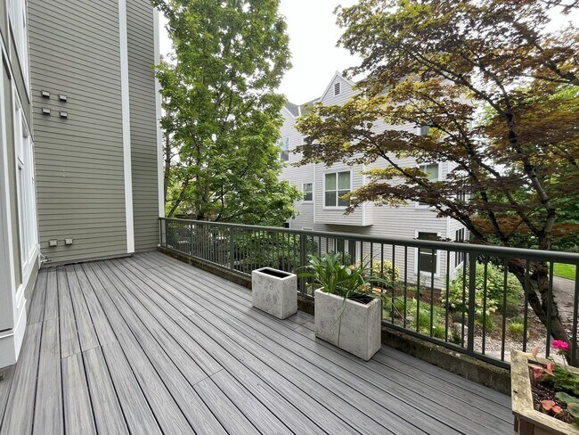 Building Photo - 1BD/1BA RiverPlace Condo - Secure Parking Included. Walk to OHSU, Waterfront, Shops & Restaurants.