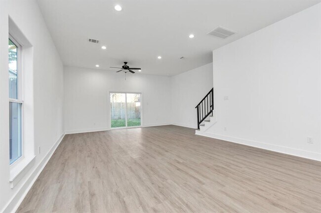 Building Photo - 2213 Lee St