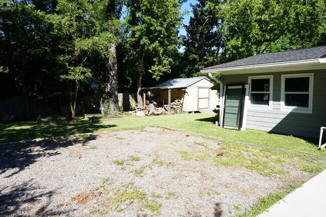 Building Photo - 109 E Sand Hills Dr