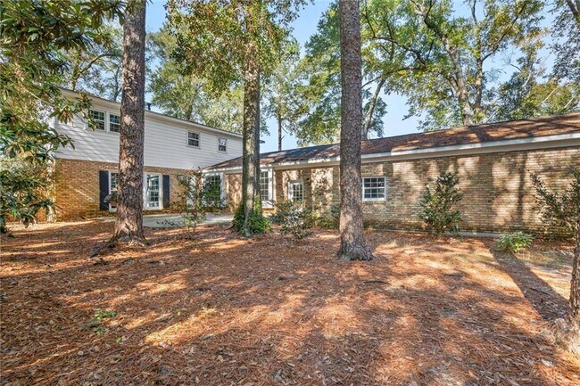 Building Photo - 745 Westmoreland Dr E