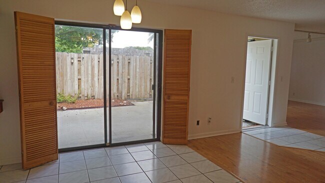 Building Photo - 1555 Fores Forest Lk