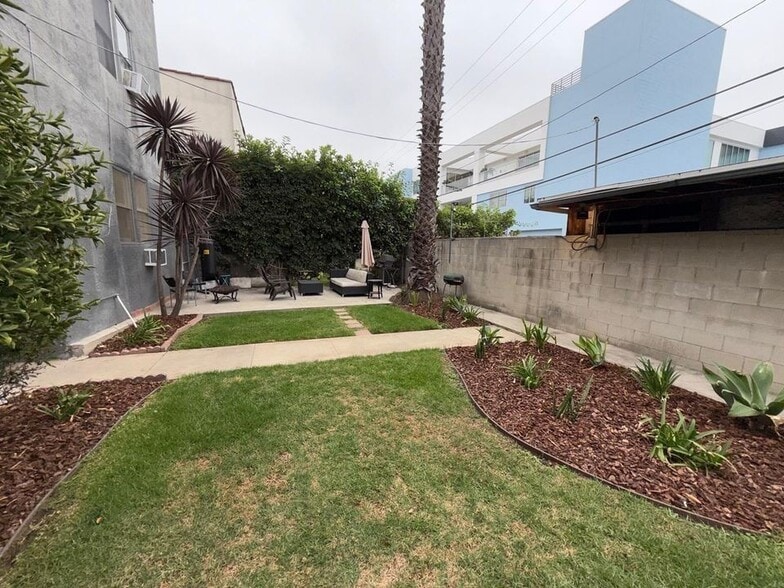 Building Photo - 339 N Orange Dr