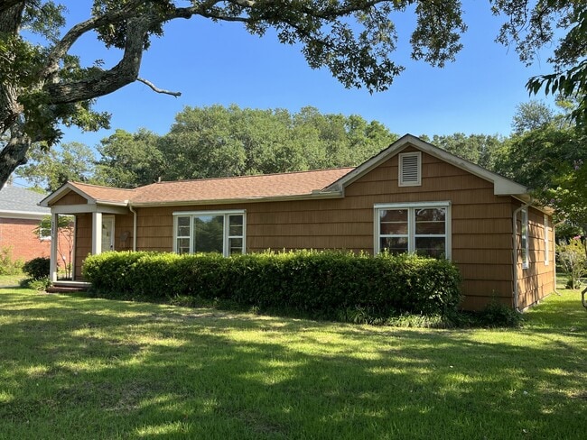 Primary Photo - 3205 Bridges St