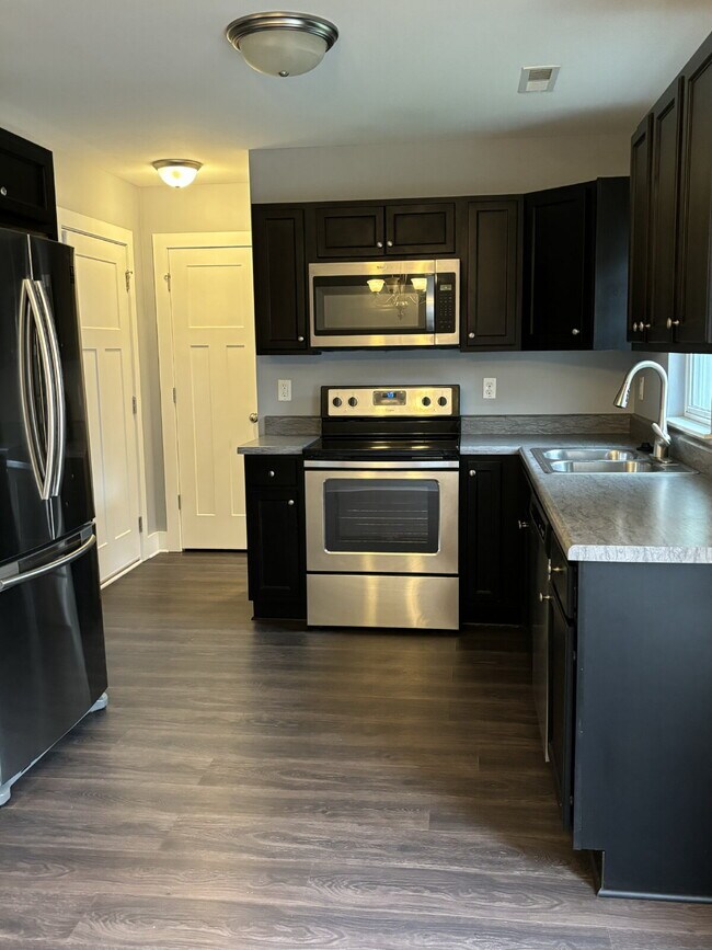 Building Photo - $500 Discount 1st month - 3 bedrooms/2.5 b...