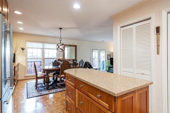 Building Photo - 1105 Clairemont Ave