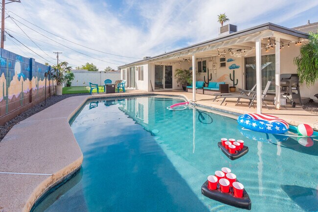 Building Photo - 4917 E Granada Rd