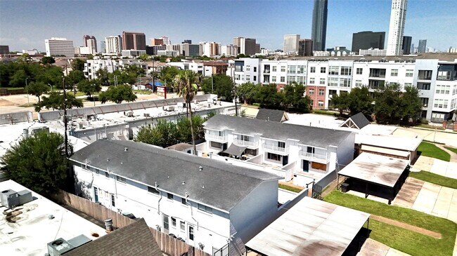 Building Photo - 5506 Beverly Hill St