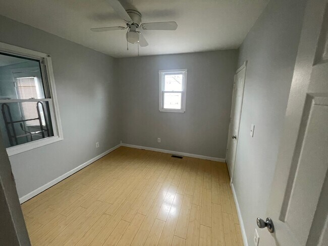 Building Photo - 120 lyndale ave