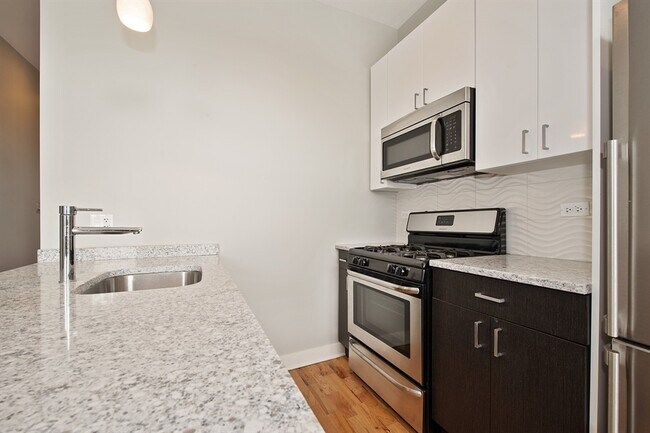 Building Photo - 751 W Buckingham Pl