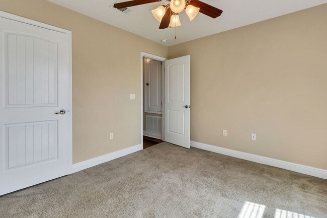 Building Photo - 4 Bedroom in Gulf Breeze!!