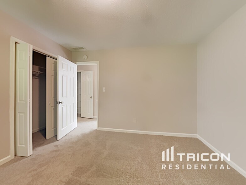 Building Photo - 4122 Autumn Lake Dr