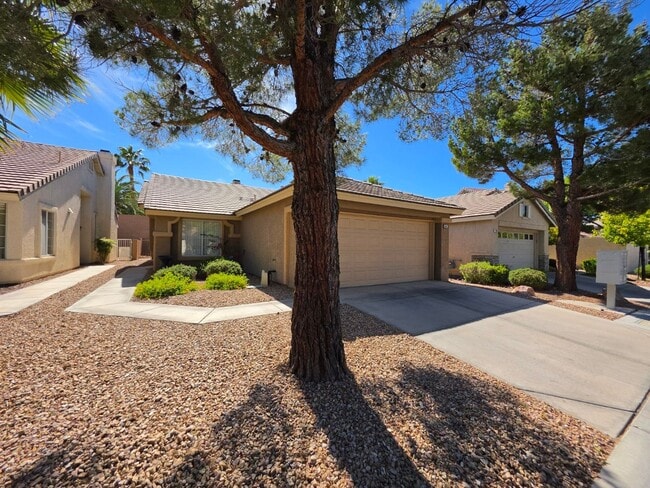 Building Photo - Beautiful Single Story Home