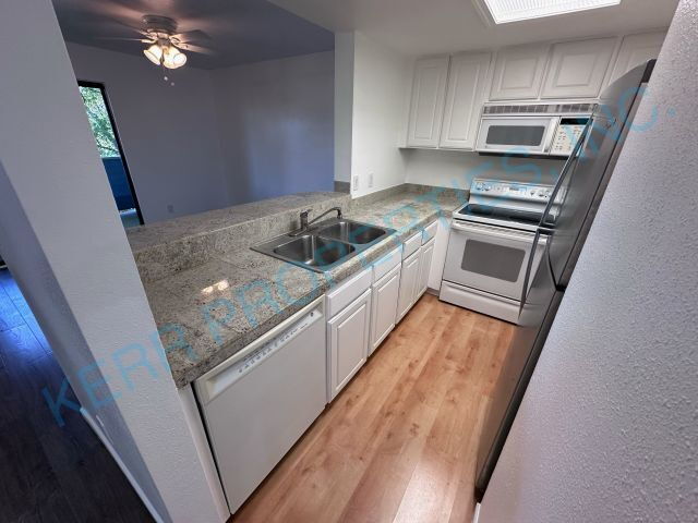 Building Photo - Charming 2-Bed Condo in Clackamas – Perfec...