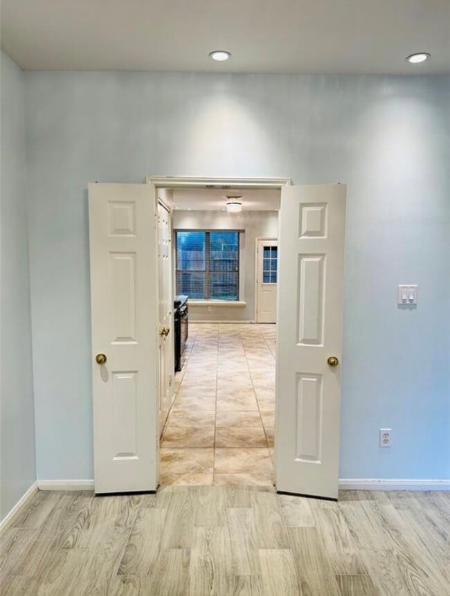 Building Photo - 9539 Still Cove Ln