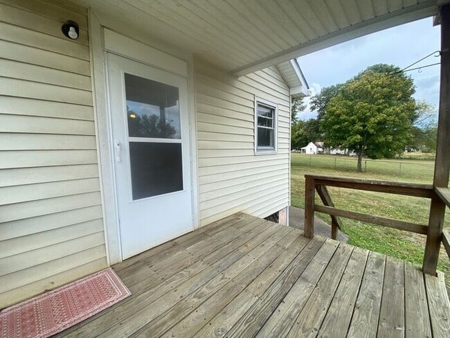 Building Photo - For Rent - Renovated One Bedroom Unit in G...