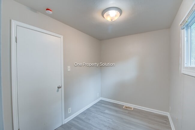 Building Photo - 3765 Liverpool Rd