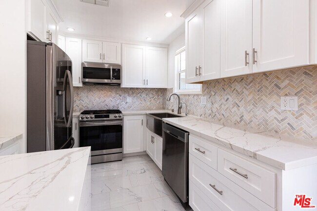 Building Photo - 5162 Lindley Ave