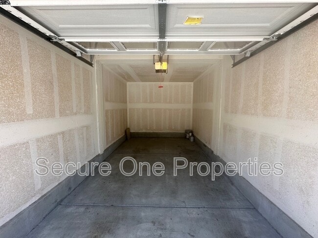 Building Photo - 208 Riverdale Ct