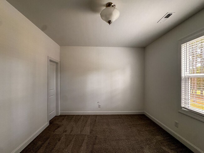 Building Photo - Gorgeous 4 Bed 3.5 Bath Executive Home with Community Amenities
