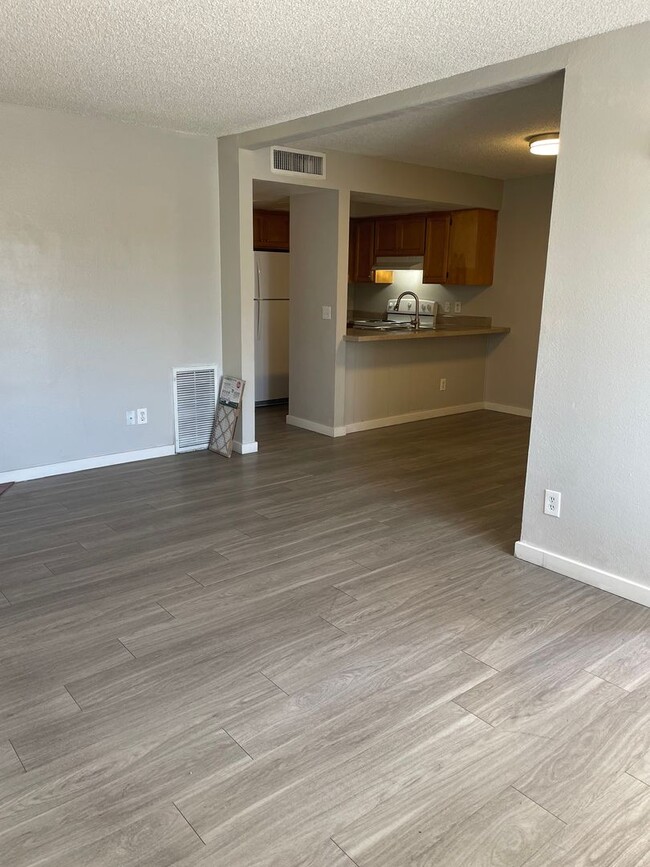 Building Photo - Lovely 2 Bedroom 1  Bath with Fireplace! M...