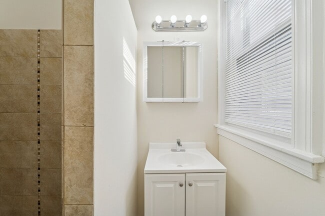 Building Photo - 4843 N Lawrence St