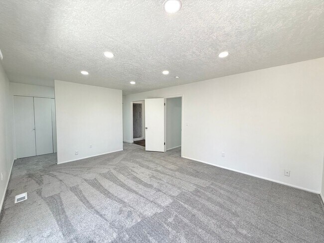 Building Photo - Open House June 20th | 3 Bedroom Townhome in Holladay