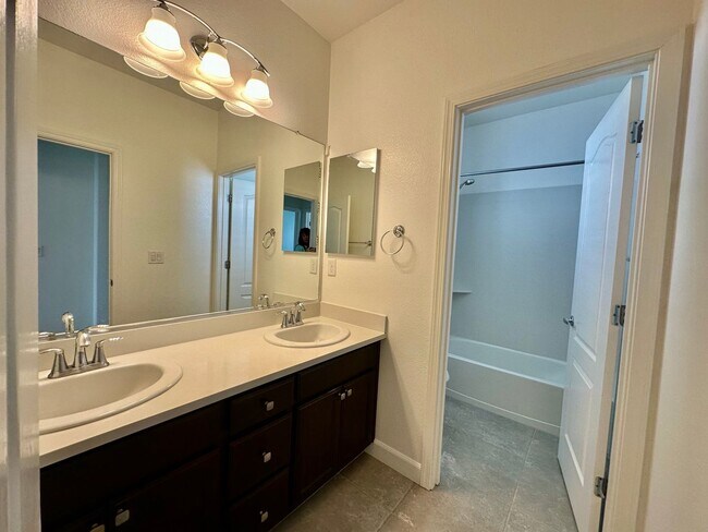 Building Photo - Beautiful Newer Home, Very Clean- Move In ...