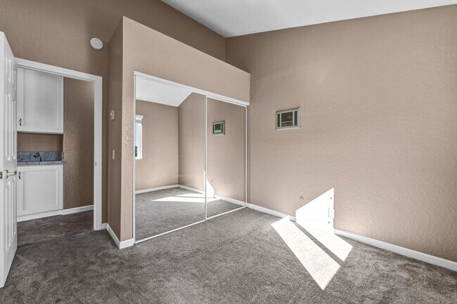 Building Photo - 3 Bedroom Townhome in the Vista de Vista Community