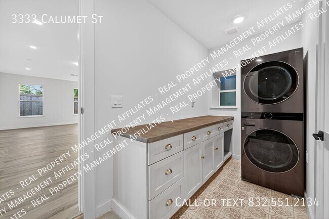 Building Photo - 3333 Calumet St