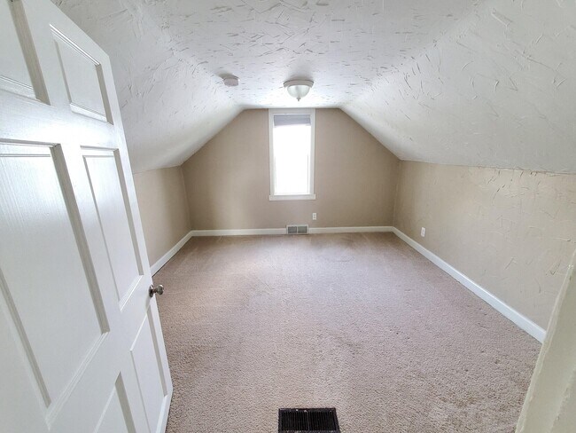 Building Photo - 1251 Kalama Ave