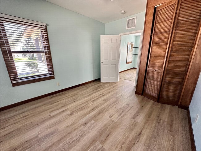 Building Photo - 11 SW 11th Ave