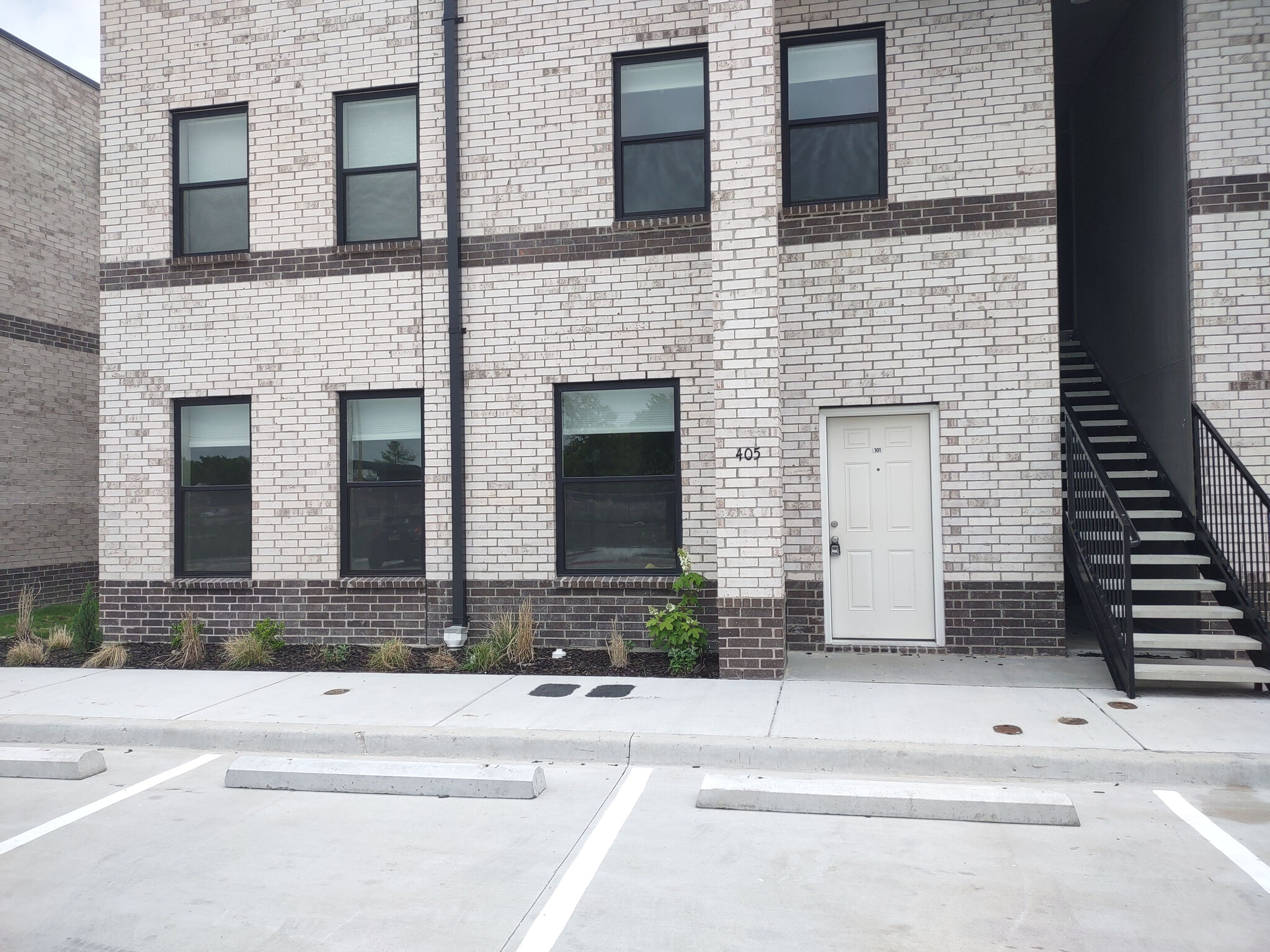 Building Photo - Room in Apartment on Richlands Way