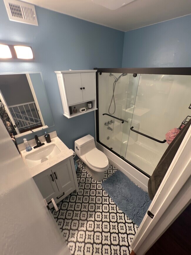 Guest bath - 19355 Sherman Way