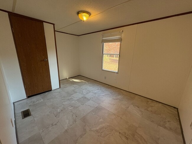 Building Photo - Spacious singlewide on private lot!