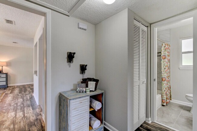 Building Photo - 6530 Pine Summit Dr